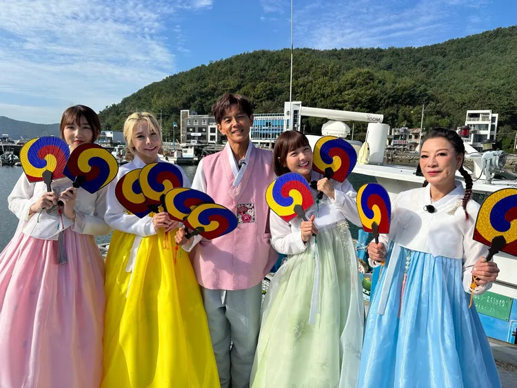 （左起＿職人職人曾珮瑀 、巫苡萱、阿翔、籃籃以及楊繡惠。民視提供