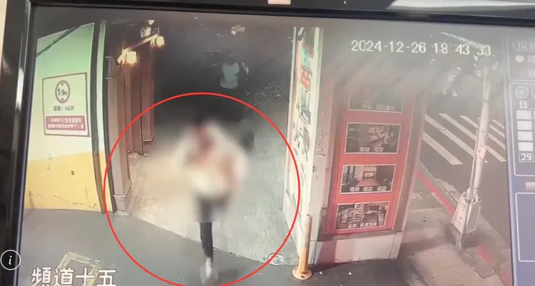 穿著白色厚外套的謝嫌聽到警察身分拔腿就跑，在台北街頭上演警匪追逐。翻攝畫面