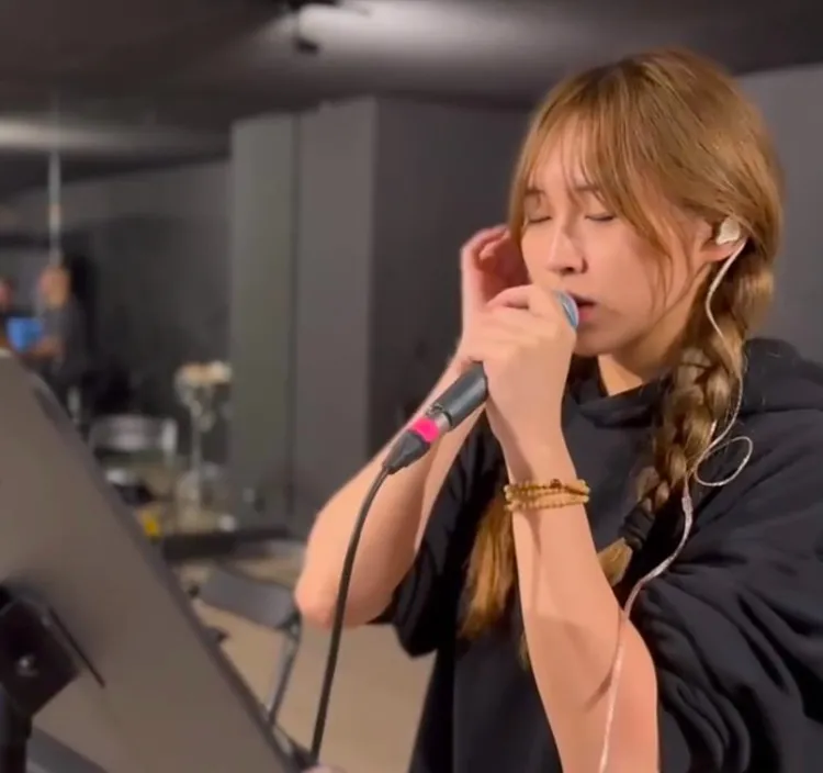 小玫瑰認真準備跨年演出。