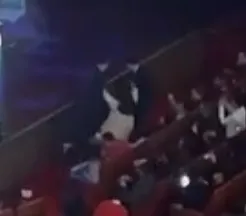 鬧場女子最後被強行拖走。翻攝李老師不是你老師的Ｘ