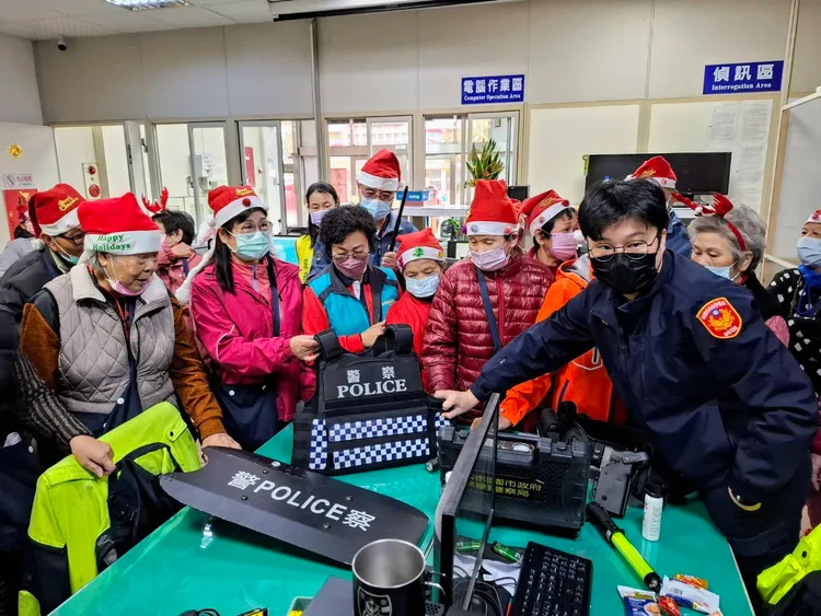 聖誕老人參觀警用裝備。大園警分局提供