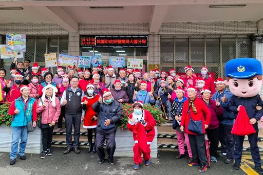 聖誕老人造訪！　大園警分局賀佳節也宣導交安、反詐騙