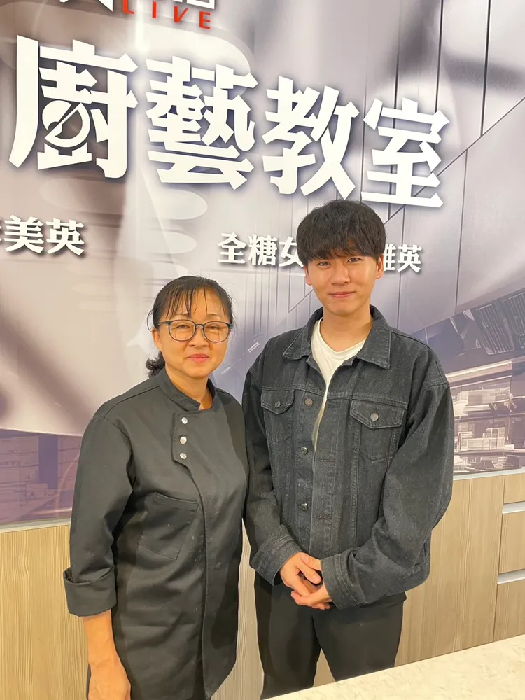李美英（左）會參加《黑白大廚》，全是兒子Naroo鼓勵。張瑞振攝