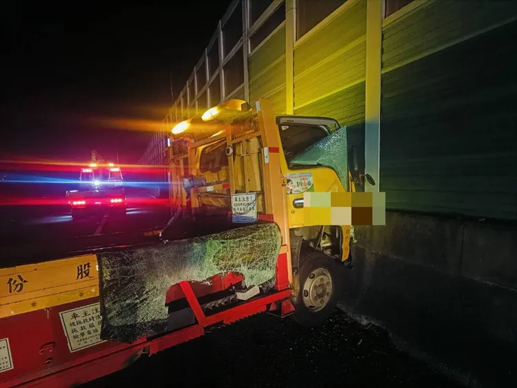 拖吊車被撞到路肩。國道警方提供
