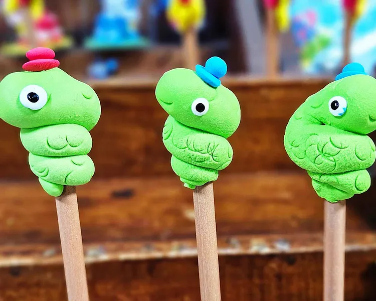 台北遠東香格里拉「新春財蛇到 紅包大FUN送」住房專案，住客憑房卡可於一樓大廳免費領取手作捏麵人或立體春字剪紙乙份，數量有限，送完為止。業者提供