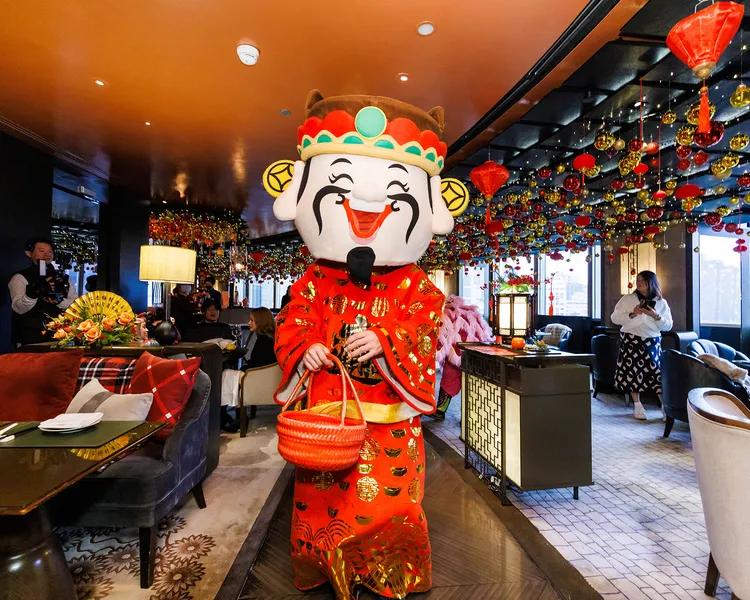 台北遠東香格里拉將於1月29日大年初一，特別安排財神爺於用餐時段現身各餐廳，發送開運糖。業者提供