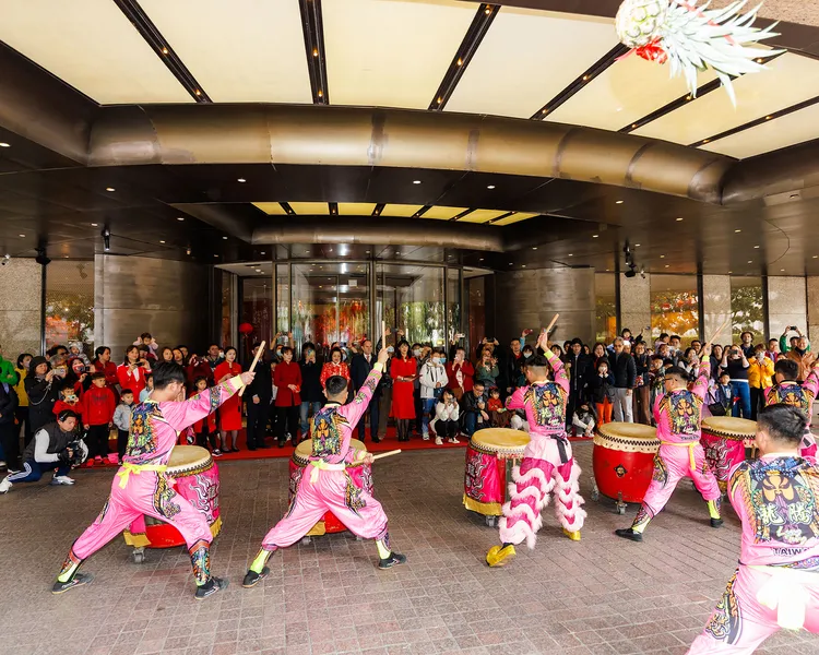 台北遠東香格里拉將於1月/29大年初一上午11時，在一樓大廳舉行開年活動，以震撼舞獅鼓陣揭開新春序幕。業者提供