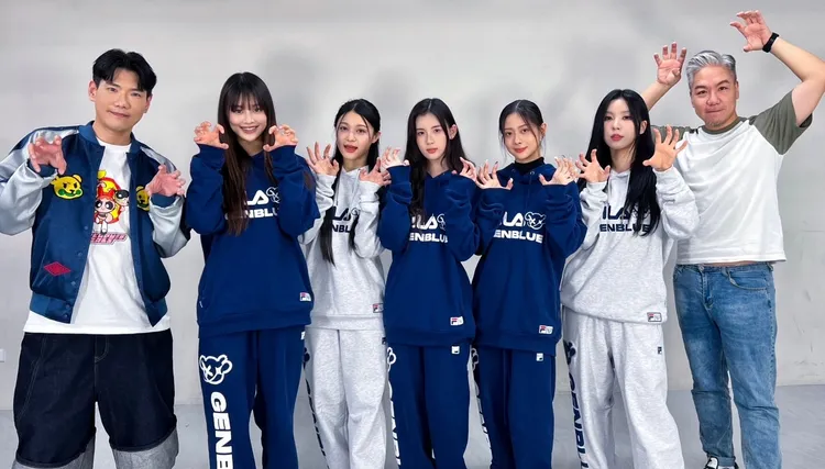 主持人小鹿（左起）、女團「幻藍小熊」成員Nico、媛媛、毓、XXIN、Ayeon及主持人阿甘一起錄影。民視提供