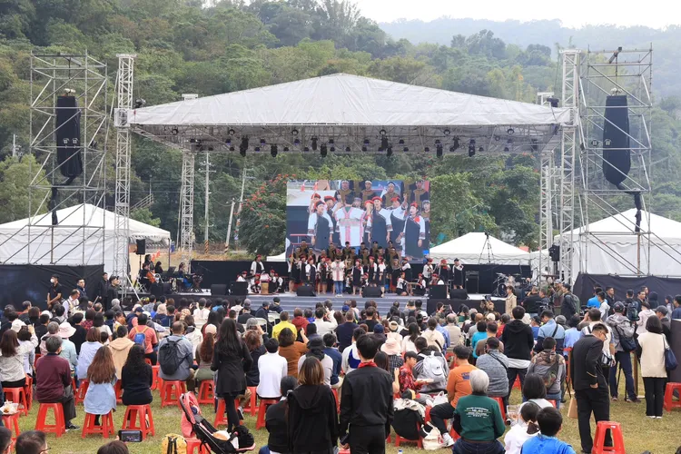 嘎呼拉斯山中音樂節匯集高雄六龜、桃源、旗山、田寮及茂林等地區學校合唱團，以多元語言歌謠展現臺灣在地文化。翻攝畫面