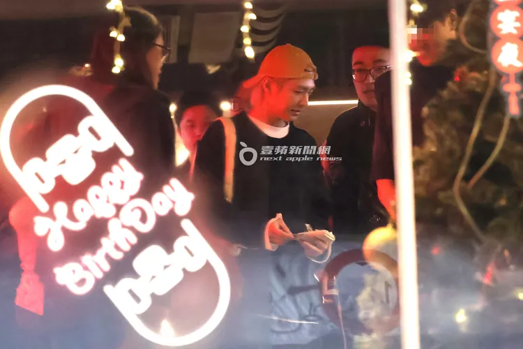 炎亞綸掏出名片和大家認識一下。特勤中心攝