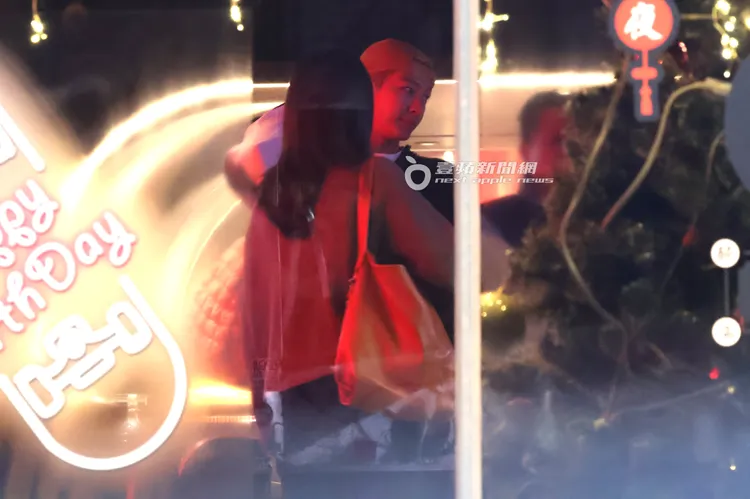 大家有說有笑圍著炎亞綸。特勤中心攝