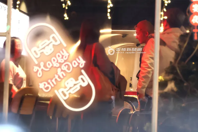 炎亞綸帶大家往餐廳地下室移動。特勤中心攝