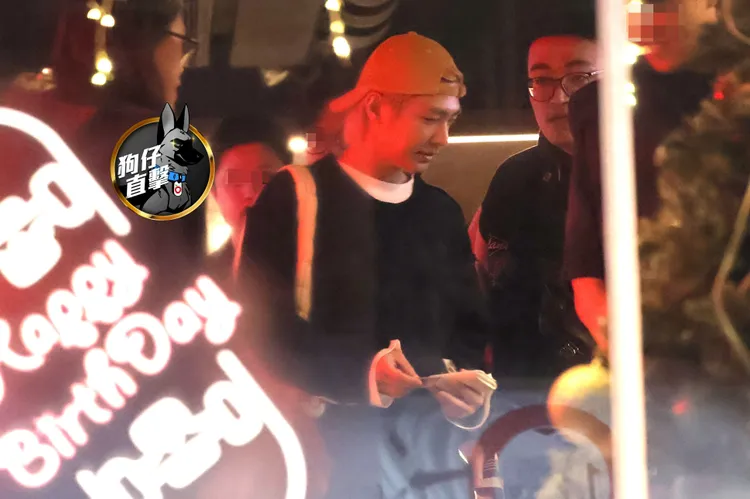 炎亞綸打扮嘻哈與眼鏡壯男走到東區餐酒館赴約。特勤中心攝