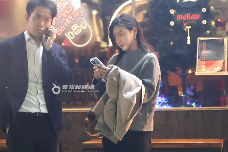 10分鐘後，餐酒館外有男有女一起來跟炎亞綸赴約。特勤中心攝