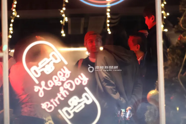 炎亞綸仔細聆聽對方說話。特勤中心攝