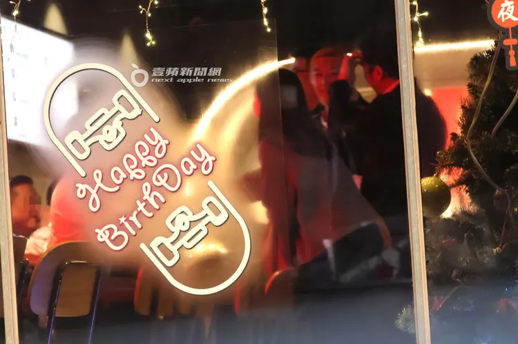 炎亞綸起身和男男女女打招呼。特勤中心攝