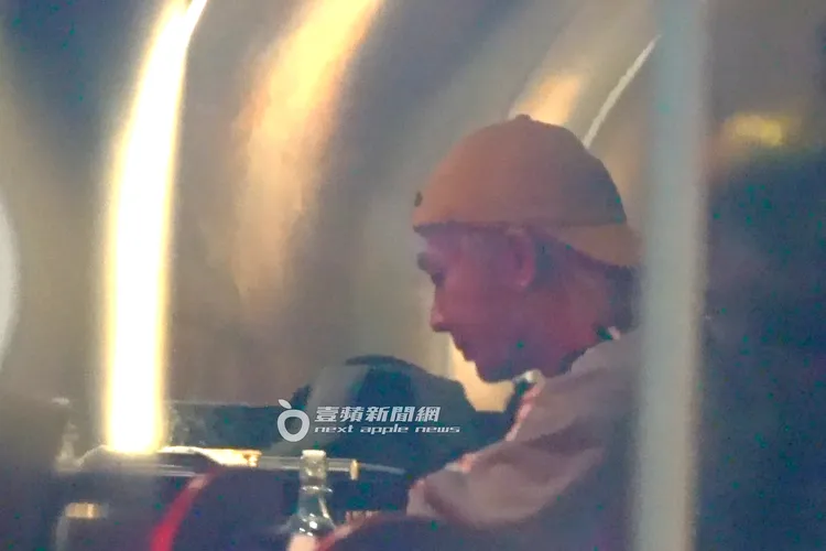 炎亞綸跟壯男坐在餐酒館內，十分帥氣。特勤中心攝