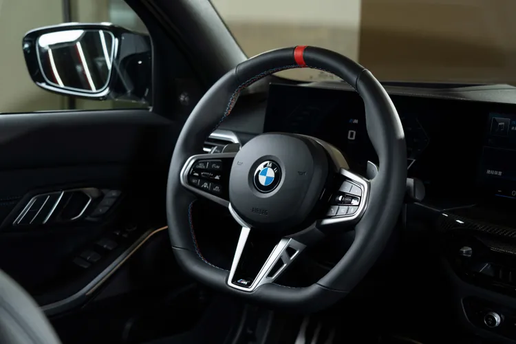 首次導入真皮跑車平底方向盤，搭配全新材質飾板，為車室增添細膩氛圍。業者提供