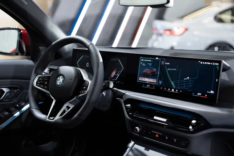 全新BMW 3系列與BMW 3系列Touring皆全面升級外全新BMW Operating System 8.5以及AR擴增實境導航功能。業者提供