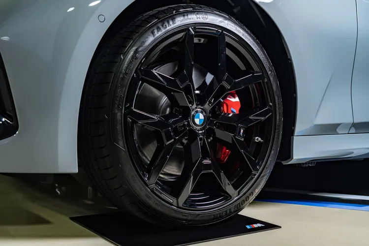 330i M Sport與M 340i xDrive升級為動感細膩的全新M雙輻式995M型跑車化輪圈。業者提供