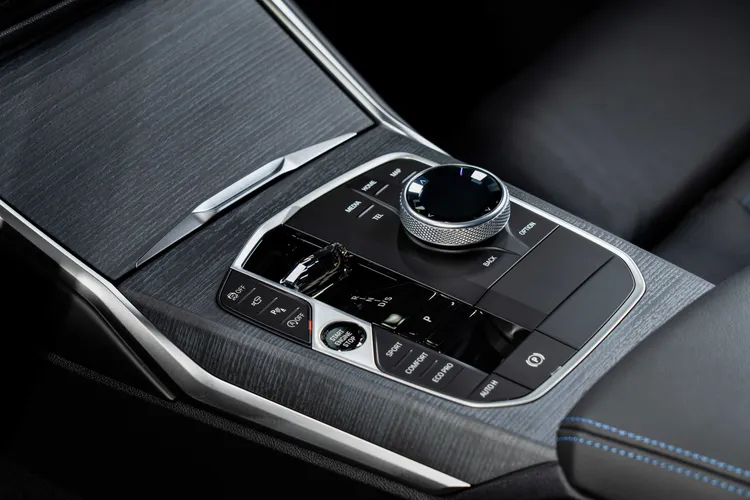 全新BMW 3系列中控台設計汲取新世代語彙，融入閃耀奪目的頂級水晶套件。業者提供