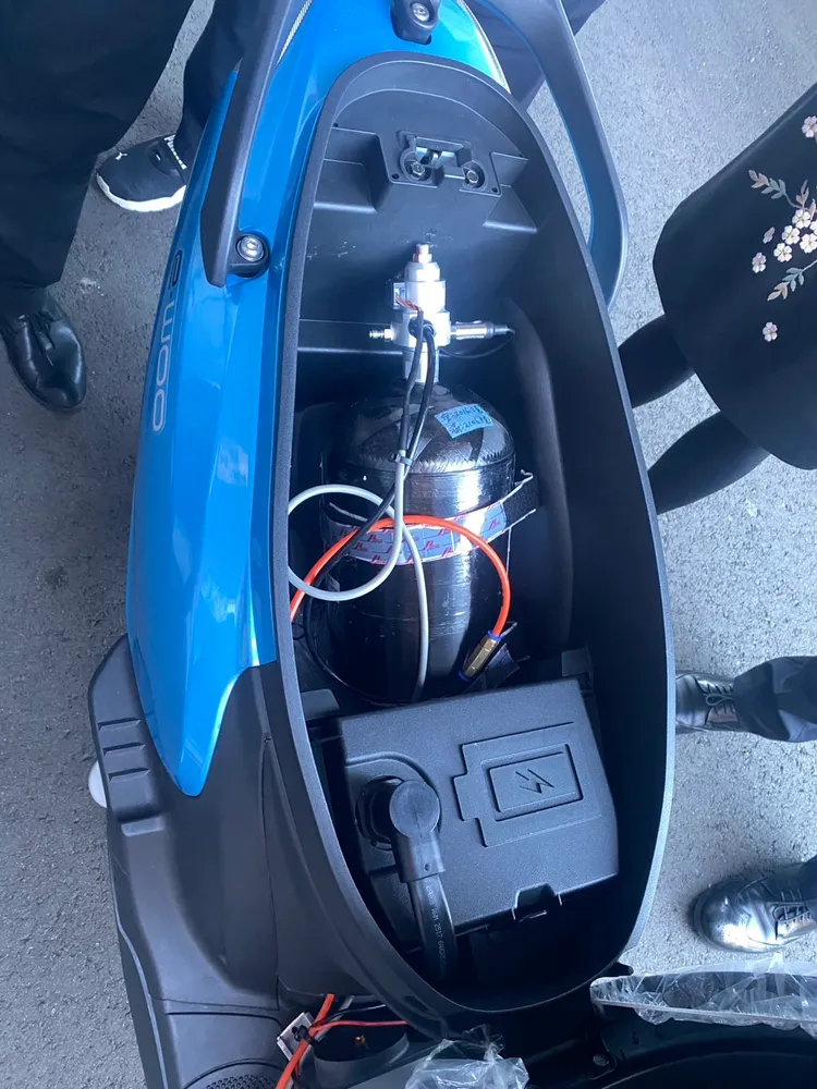 工研院使用高自由度的多軸機械手臂，配合自動化纏繞製程系統成功生產氫氣瓶內膽，產出可置放於機車內部規格大小，設計壓力高達500 bar的儲氫瓶。業者提供