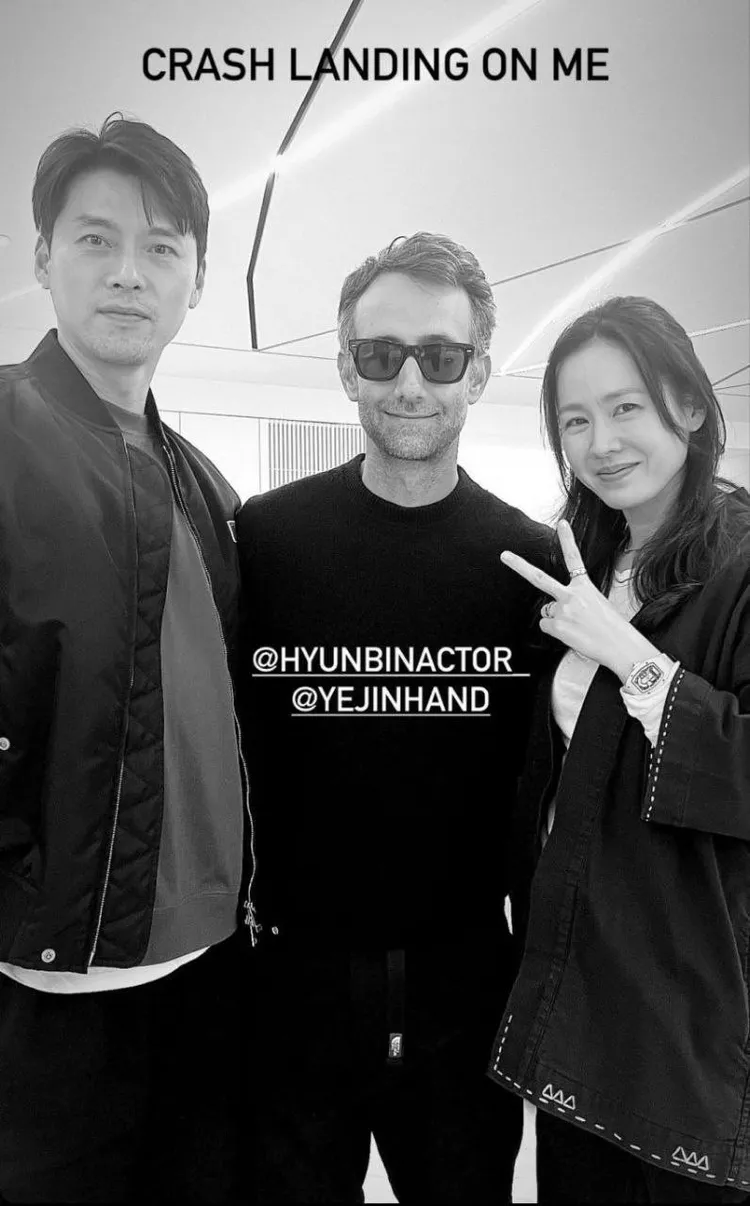 美籍設計師以兩人的定情作品「愛的迫降」Crash Landing on You)為梗，打上「迫降在我身上」（crash landing on me）的貼文字樣，並標註兩人的英文譯名。翻攝自Threads