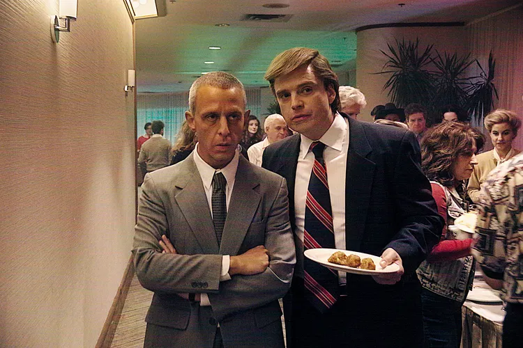 川普在羅依科恩的指導下，如何像怪物般走上成功之路，右為賽巴斯汀史坦，左為傑瑞米史壯。采昌提供