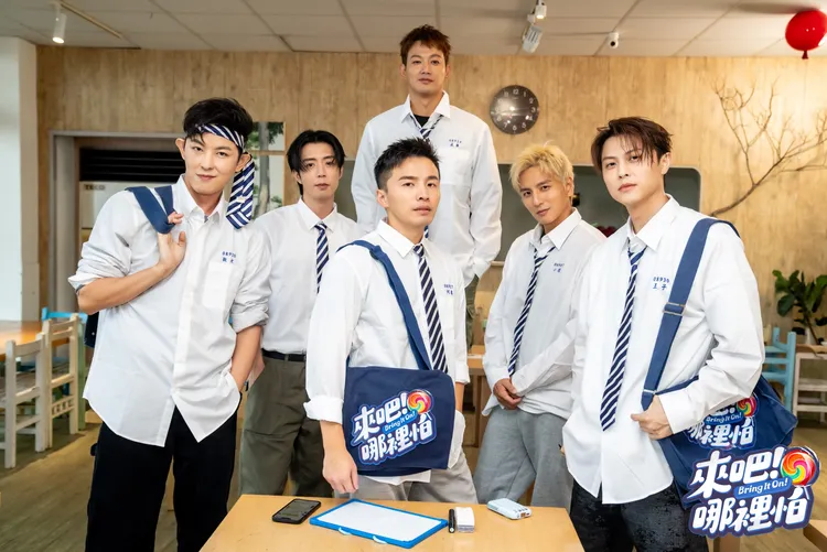 6棒穿起制服仿佛回到15年前，唱經典歌曲超掉漆。TVBS提供