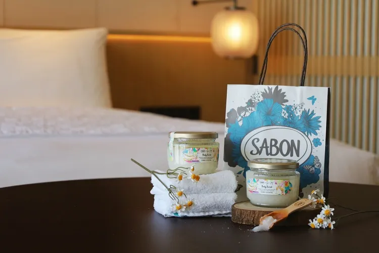 花蓮潔西艾美酒店好評熱銷的「冬日艾聚 出花泡湯趣」季節專案，入住探索溫泉客房「一泊二食」平日住宿，最低每房1萬100+15.5%元起，再享探索廚房自助式早餐、晚餐兩客。業者提供