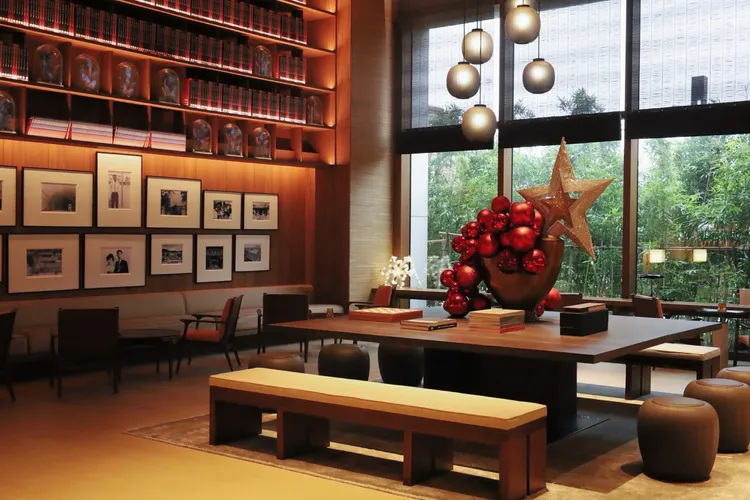 12/21當天則針對住房的旅客，於下午4點至5點推出聖誕DIY，不限任何專案的旅人均可免費參與，數量有限，報名額滿為止，圖為酒店內聖誕裝置藝術。業者提供