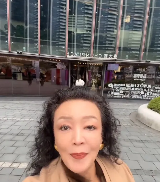 張蘭到大直高檔餐廳吃烤肉。翻攝張蘭直播