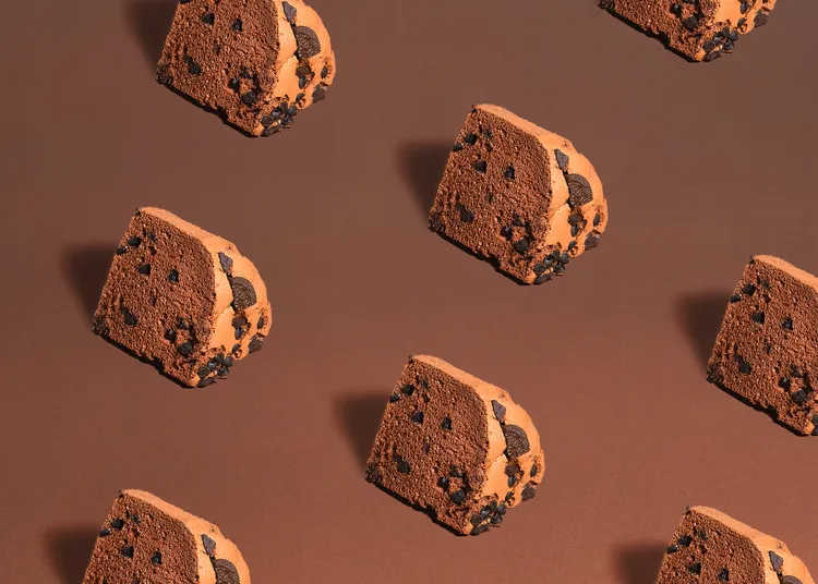 「隕石可可蛋糕」單入售價170元，即日起於春上全台門市、官方網站販售，每日限量，售完為止。業者提供