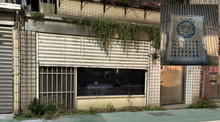 案發精舍現疑似已經荒廢，不過大門上還貼著六字大明咒。江孟謙攝