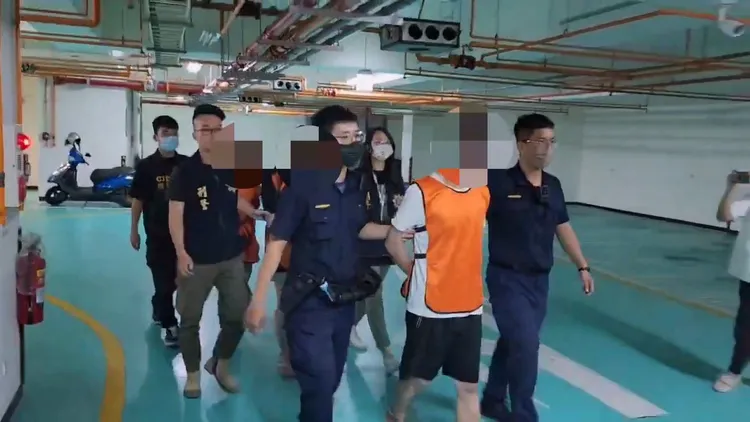 陳男涉嫌皮箱藏屍案，與姊姊、姊姊友人遭警方移送。翻攝畫面