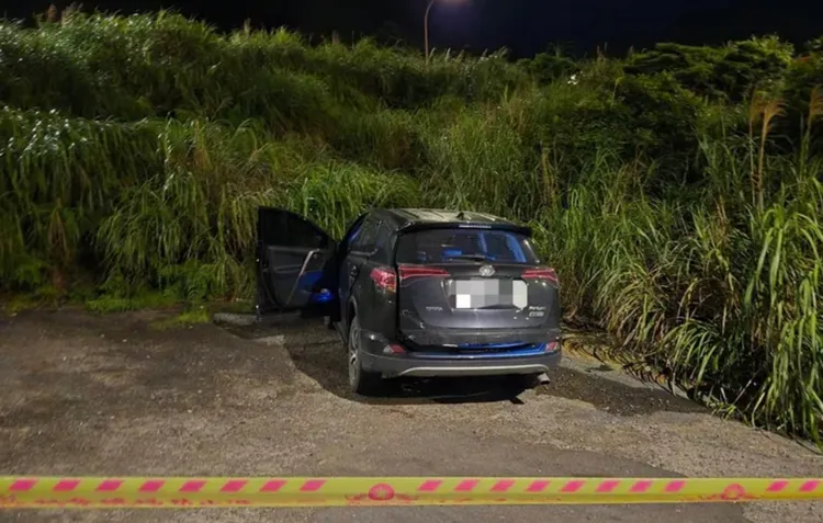 廖姓丈夫殺妻後開車抱著未滿一歲的男嬰到陽明山，最後車子停在北投馬槽橋下，悶死1歲幼兒後一起輕生。翻攝畫面