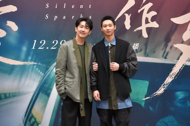 金馬男配施名帥（左）和金鐘男配黃冠智攜手火熱演繹黑道之戀。公視提供