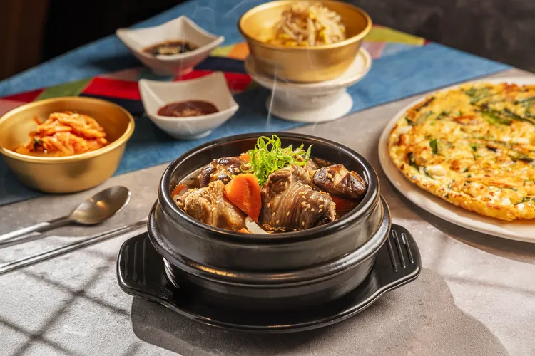 學餐名家李美英客座凱菲屋，獻上正宗韓味安東燉雞。業者提供