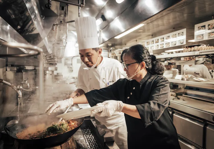 韓國黑白大廚學餐名家-李美英師傅客座凱菲屋，親授韓式「辣味牛肉湯」料理精髓。業者提供