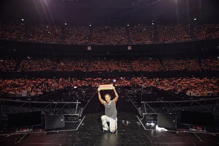 太陽與全場粉絲合唱《月亮代表我的心》，合影留念。Live Nation Taiwan提供