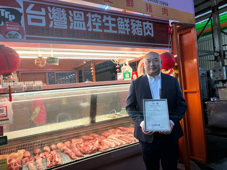 小鮮肉直賣網執行長鄭茂祥，堅持朝產銷履歷認證方面加強，讓消費者吃得安心。鮮明攝