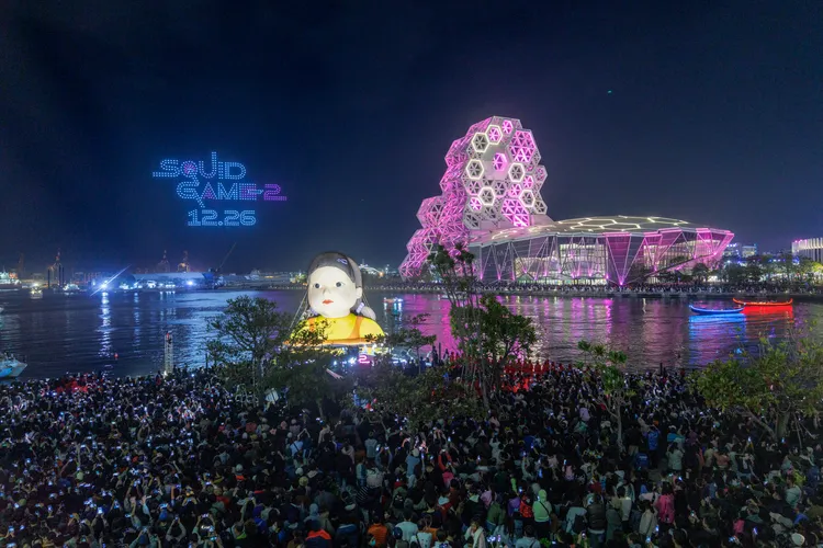 11萬人擠爆高雄港參加「粉紅派對」。Netflix提供