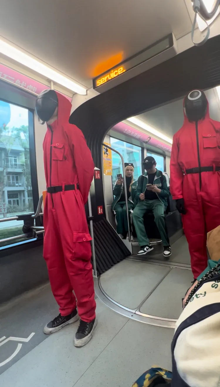 粉紅衞兵在輕軌上站崗。陳薇安攝