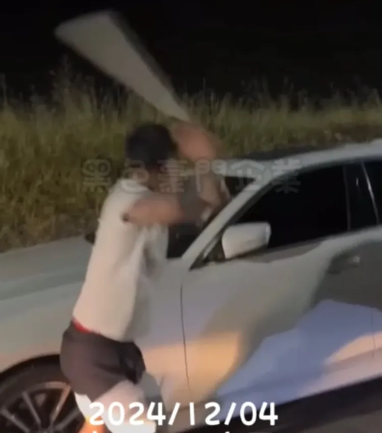 林男等人不滿被害人在網路嗆聲，「烙人」上門理論，最後砸車洩憤。翻攝「黑色豪門企業」