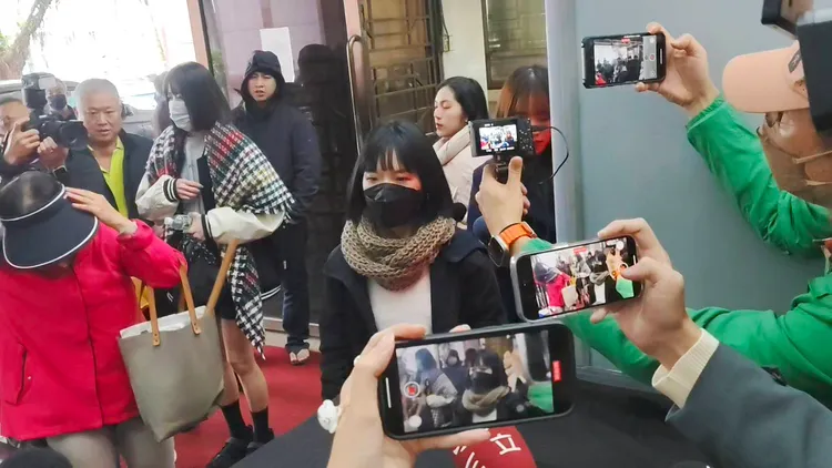 民眾黨政治獻金案被告何璦廷今天被檢方以證人身分約談。張欽攝