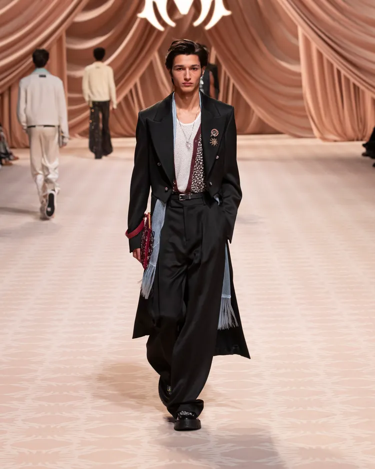 AMIRI 2024秋冬系列主打90年代復古的不羈風情。品牌提供