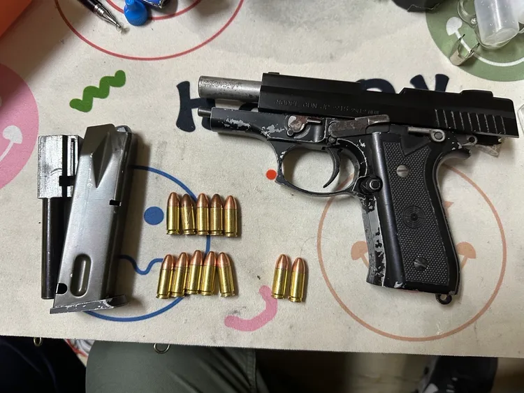 警方逮捕林男，起出改造手槍、子彈，還有蘇姓女毒品通緝犯。翻攝照片
