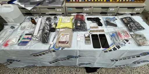 台南老旧透天暗藏毒品分装场 警突击逮药头起出枪枝、丧尸烟弹