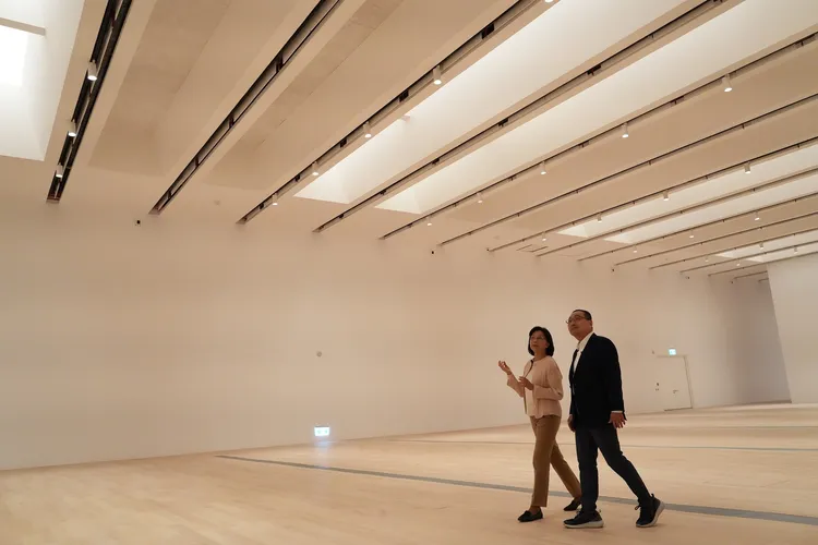 侯友宜與新美館館長賴香伶介紹美術館館內五大展場。文化局提供