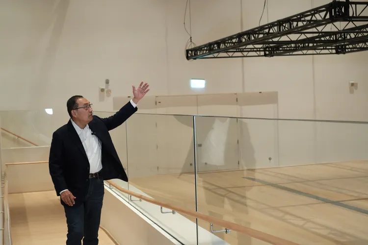 侯友宜透過影片介紹新北市美術館內部環境以及開館進度。文化局提供